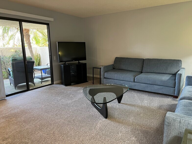 living room - 2017 Normandy Ct