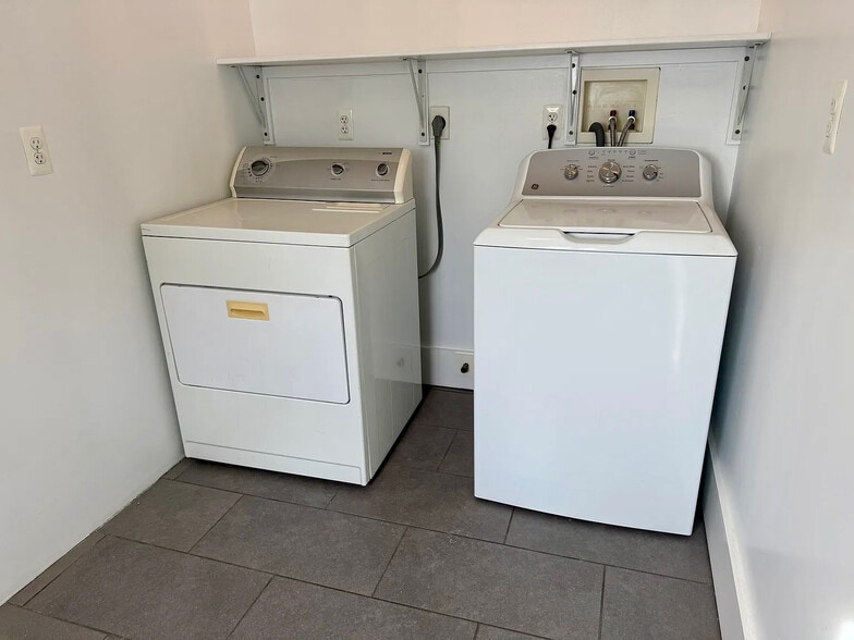 Laundry room off the kitchen - 388 Princeton Ave