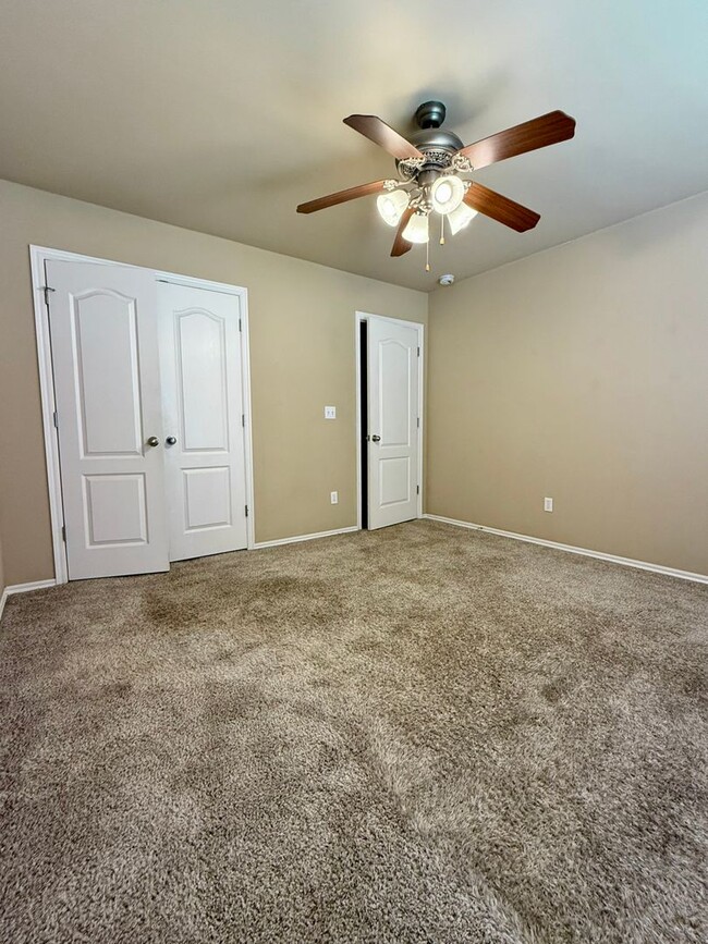 Building Photo - Beautiful home located by Heart Hospital o...