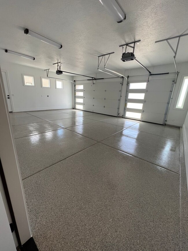Building Photo - Beautiful 4 Bedroom, 4 Bathroom Home in Th...