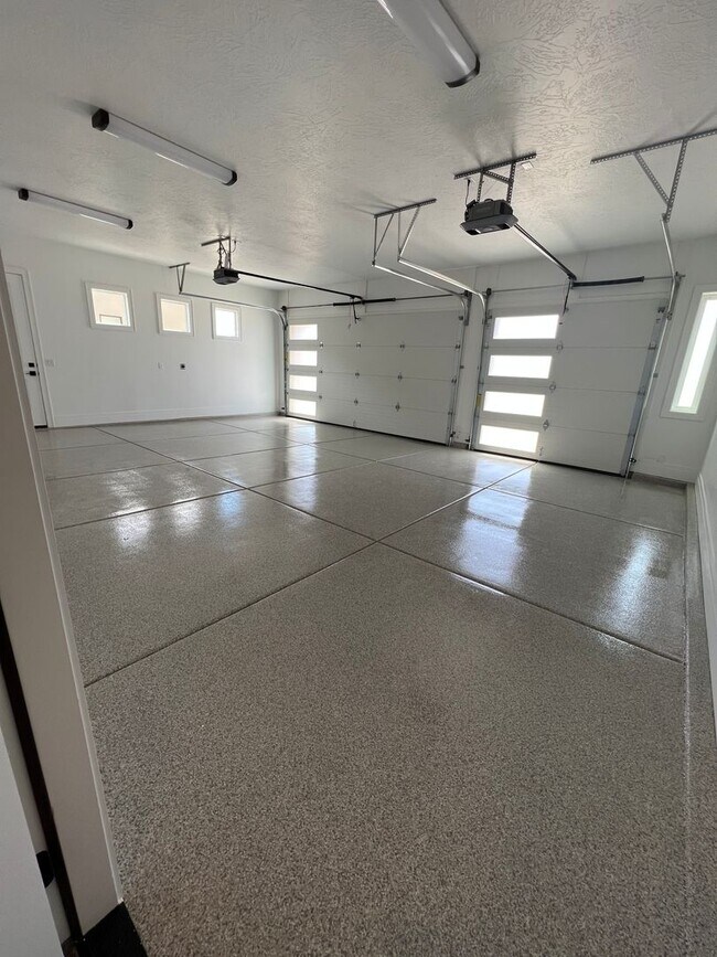 Building Photo - Beautiful 4 Bedroom, 4 Bathroom Home in The Dunes at Sand Hollow Resort