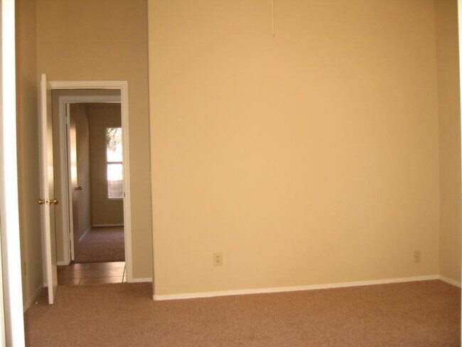 Building Photo - Gilbert 3Bd/2Bth + Den Single Story Home - Landscaping Included