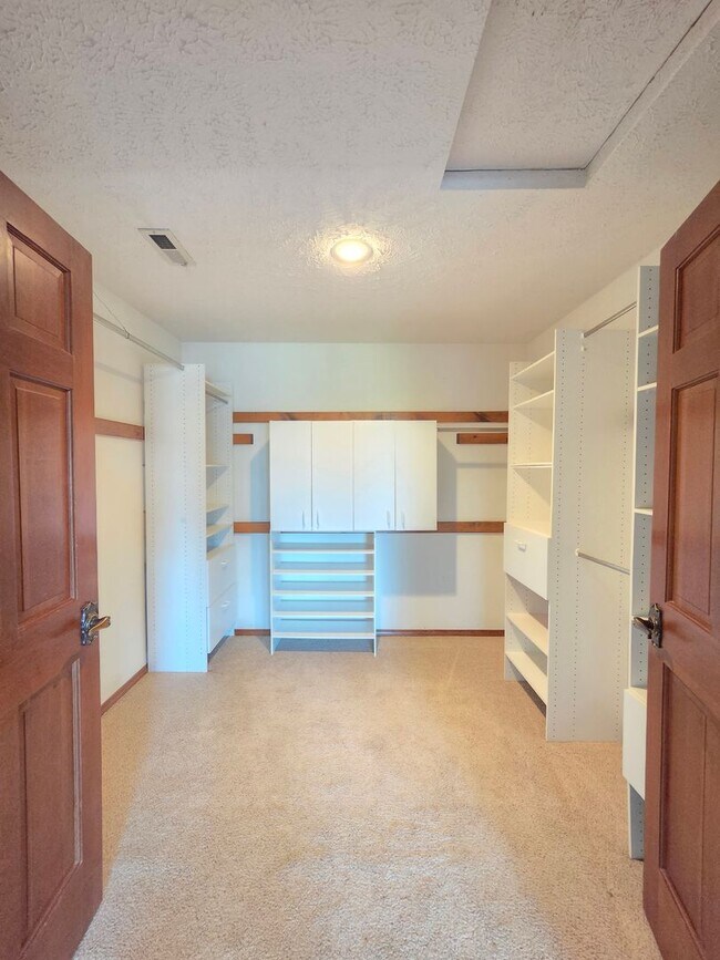 Building Photo - $3,800 - 5 Bed / 4 Baths Stunning Northwood Home with Views