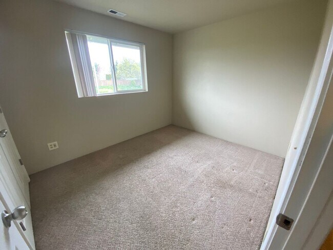 Building Photo - large 3 Bedroom 2.5 Bath Springfield duplex