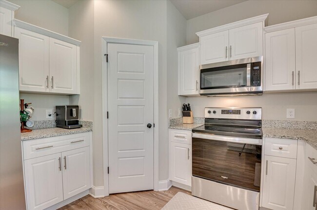 Building Photo - 210 Pebble Ln