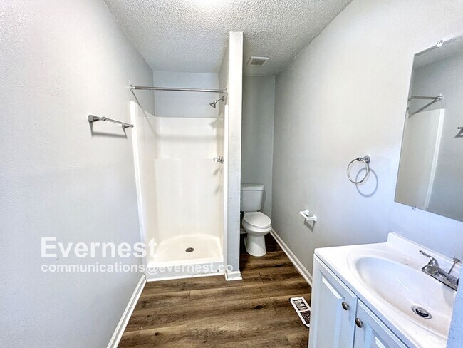 Building Photo - 3-Bedroom Home with Easy Access to Parks a...