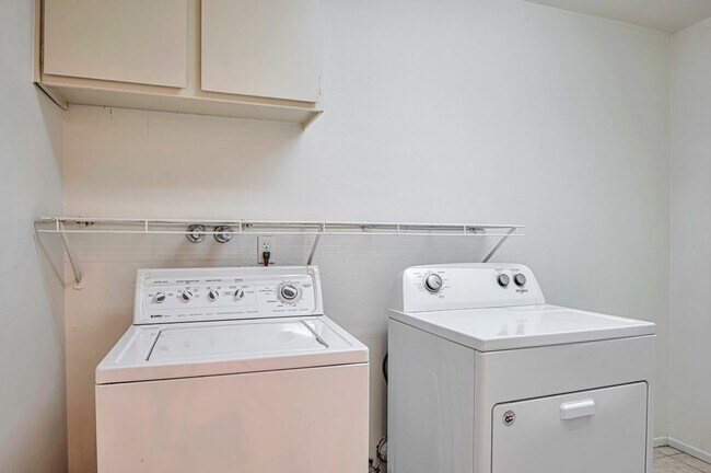 Building Photo - 6 Bedroom 3.5 Bath, Large Pool and Backyard