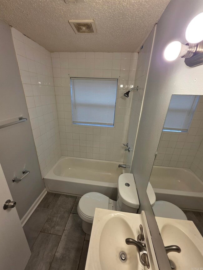 Building Photo - 9110 Woodford Dr