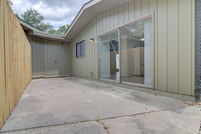 Building Photo - 2301 Metcalfe Rd