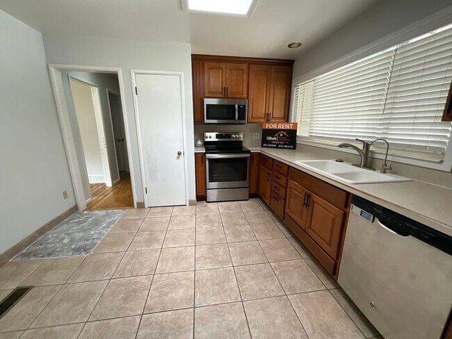 Building Photo - 4 Bedroom 2 Bath 2 Car Garage Home- Dog Friendly and RV parking.