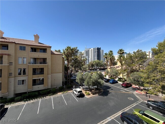 Building Photo - 260 E Flamingo Rd