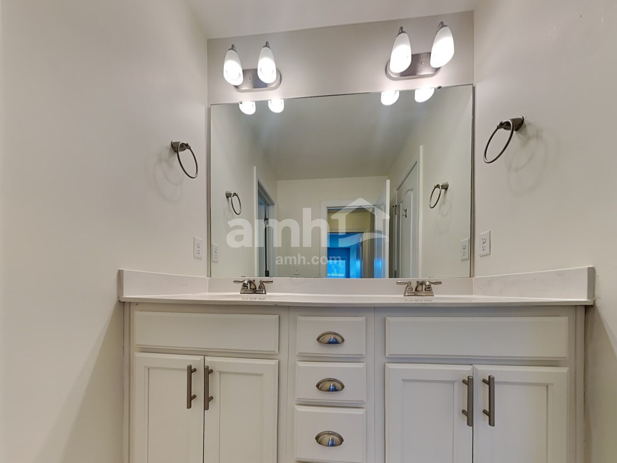 Building Photo - 111 Doral Blue Dr