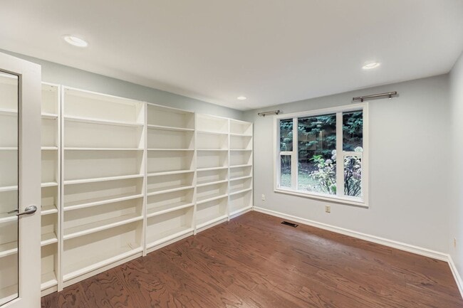 Building Photo - Amazing 4bed/2bath Home with Attached Garage in Kirkland!