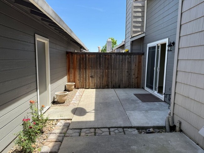 Building Photo - Modern 3 Bedroom Condo w/ Garage Vacaville...