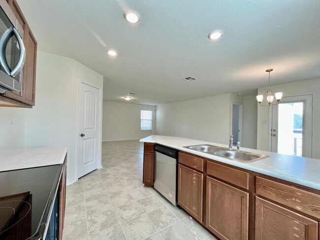 Building Photo - 3 Bedroom/2 Bath Skyview Subdivision