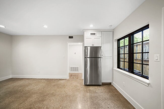 Building Photo - 520 Lovett Blvd