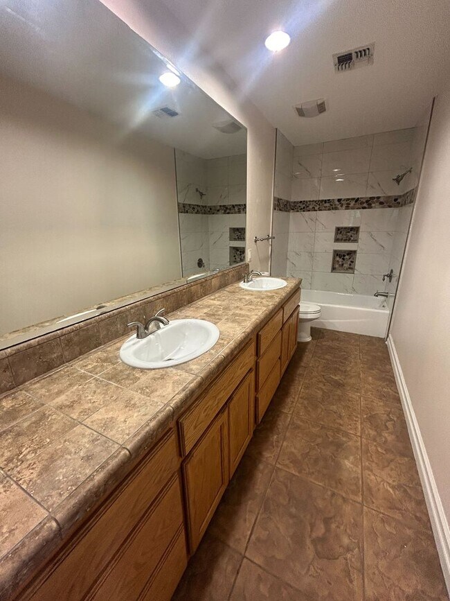 Building Photo - Spacious Home for Rent