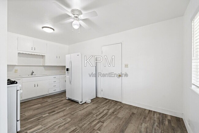 Building Photo - 527 N Lillian Ave