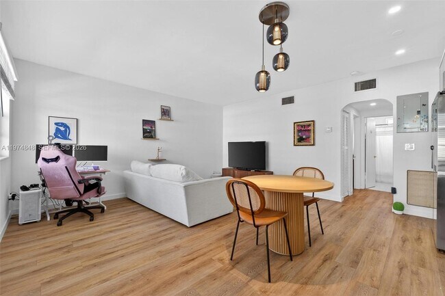 Building Photo - 8600 Byron Ave