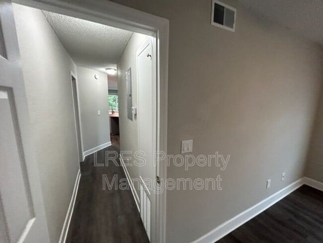 Building Photo - 2560 Woodgate Blvd