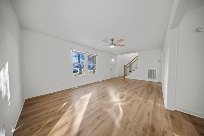 Building Photo - 3 Bedroom 2 Full Bath Home For Rent near Post!