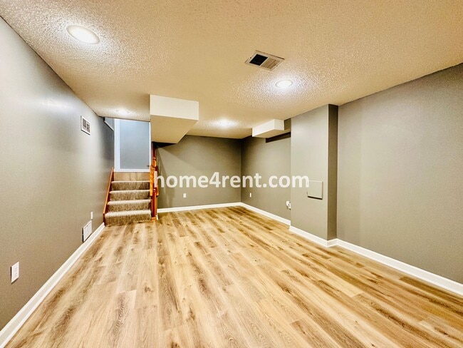 Building Photo - Three Bedroom Home in Overland Park w/ Wood Floors, Finished Basement, and a Fenced Yard!