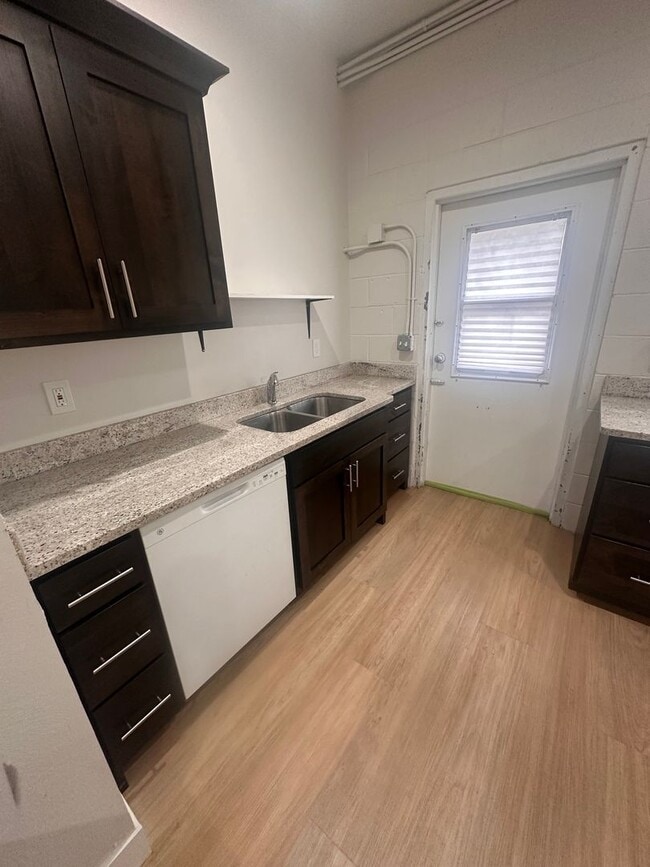 Building Photo - ALL utilities included in this 2 Bedroom 1...