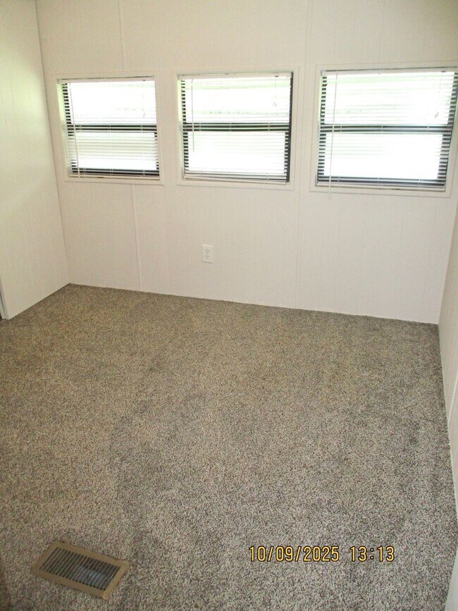 Building Photo - Welcome to this inviting 2-bedroom, 1-bath...