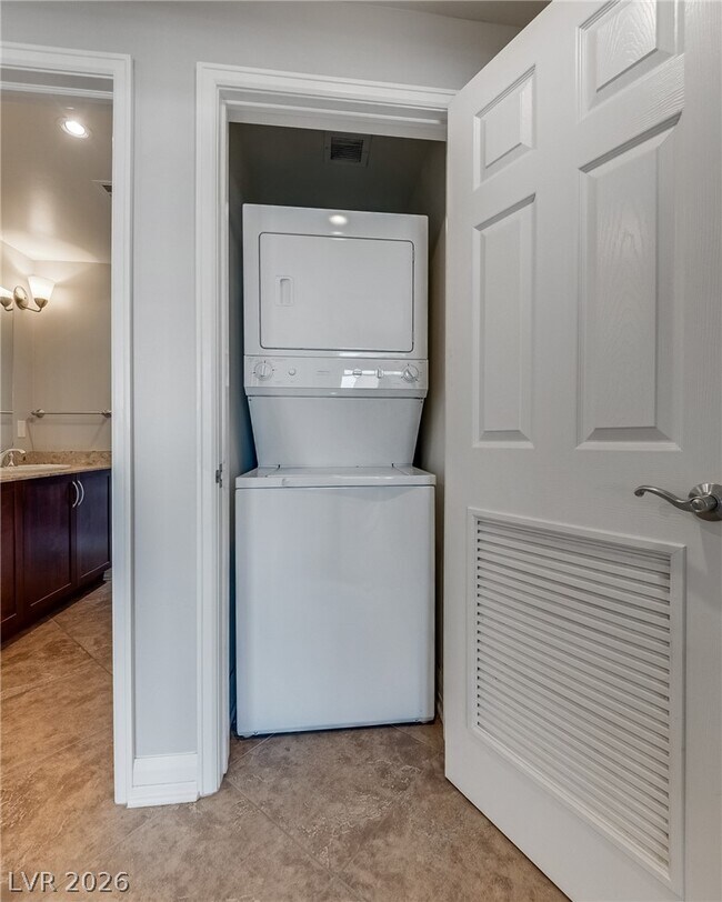 Building Photo - 150 S Las Vegas Blvd