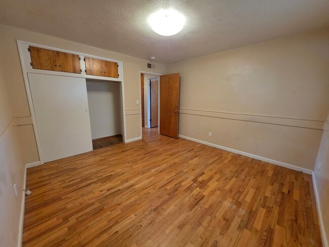 Building Photo - Single story home close to freeway access!
