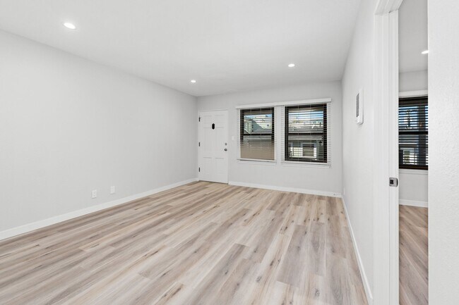 Building Photo - HILLCREST GREAT RENOVATED ONE BEDROOM APARTMENT.