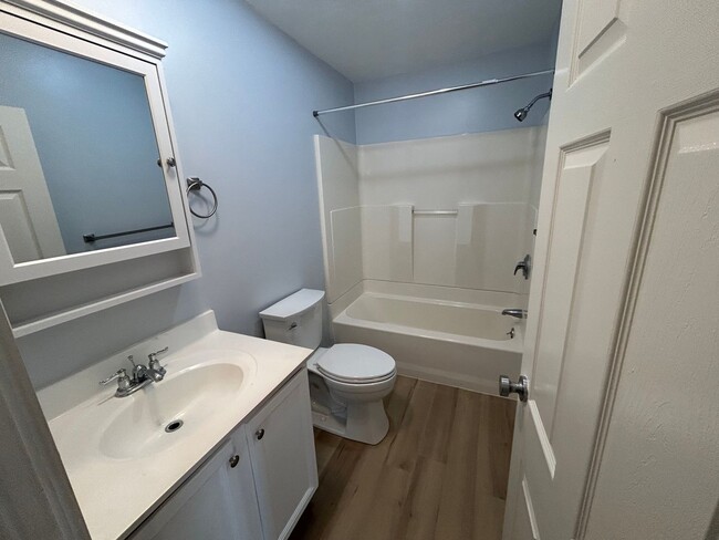Building Photo - Newly Renovated 2 Bedroom House