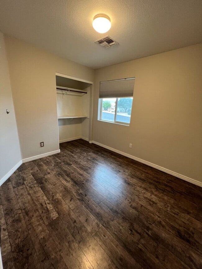 Building Photo - HOUSE FOR RENT