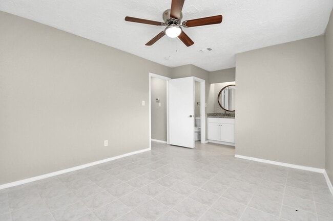 Building Photo - 14235 Bella Dr