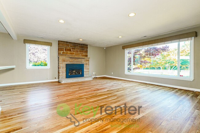 Building Photo - Comfort and Charm in This Bright 2-Bedroom...