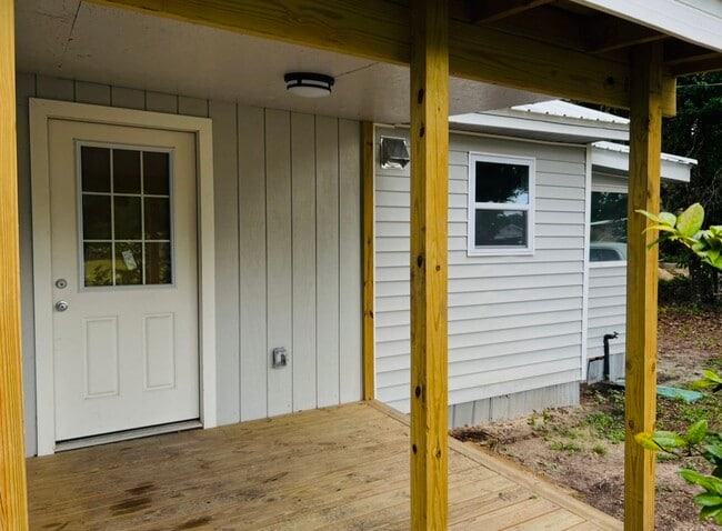 Building Photo - 483 SE Margaret Dr