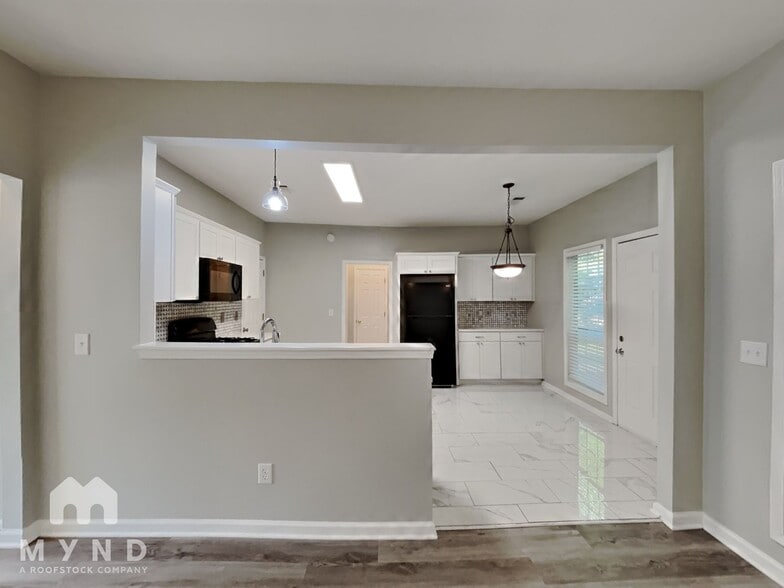 Building Photo - 1557 Silver Ridge Dr SW