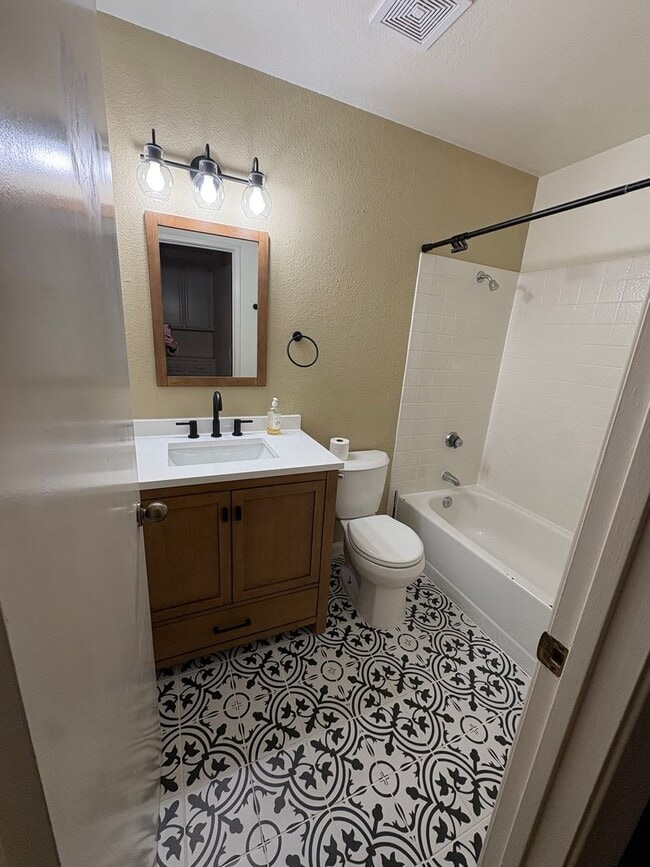 Building Photo - Updated 2bed/2full bath home in Pocket