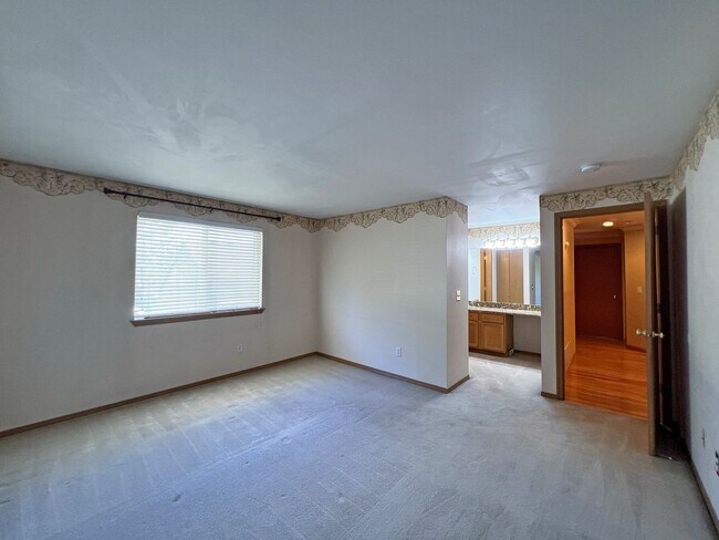 Building Photo - NE Tacoma - Large 3 bedroom 2.5 bathroom w...