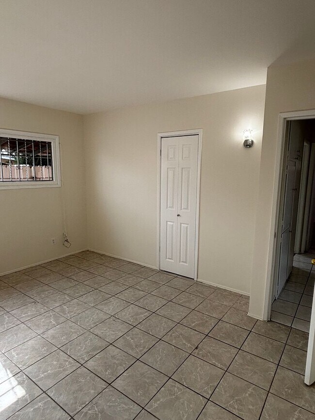 Building Photo - Spacious 3 bedroom available now!