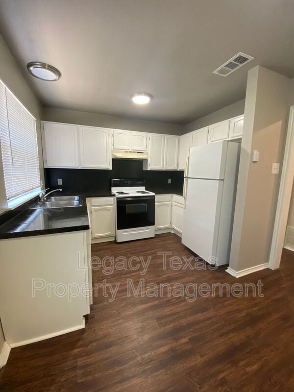 Building Photo - 1608 Sun Valley Dr
