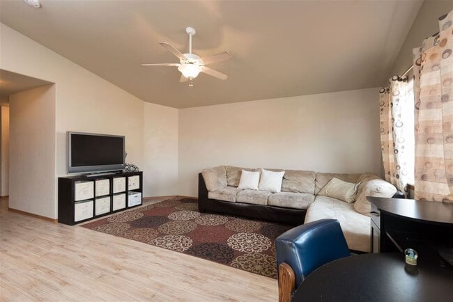 Building Photo - Charming and Bright 3 Bed, 3 Bath Home in ...