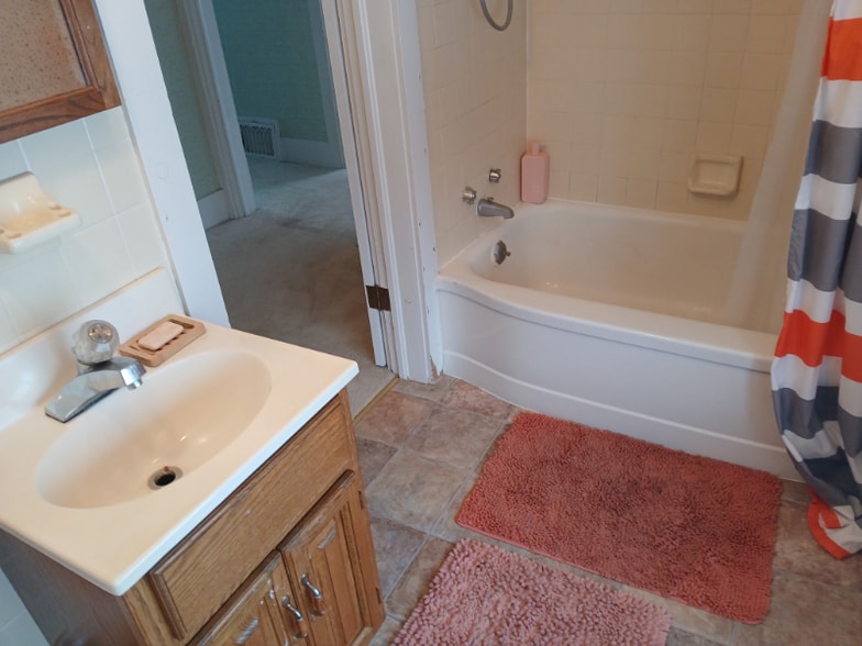 Building Photo - 321 W Mcmillan Ave