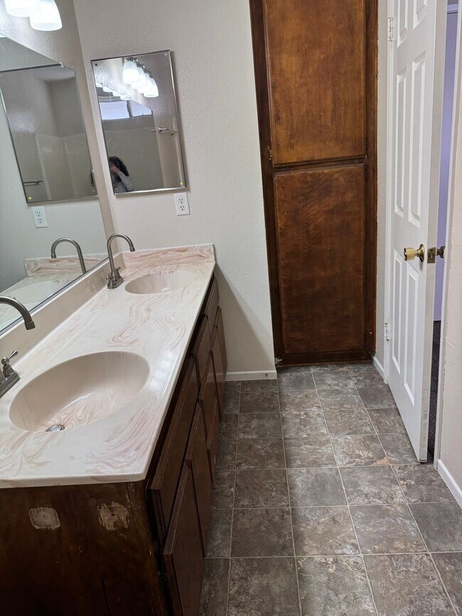 Building Photo - Apple Valley- Four Plex- 2 Bedrooms, 2 Bat...