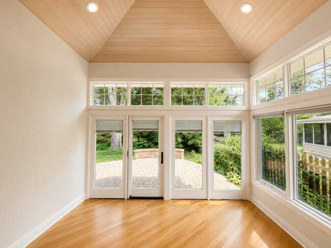 Building Photo - 924 Brookline Ln