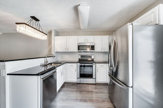 Building Photo - Renovated Townhome in Convenient Nashville...