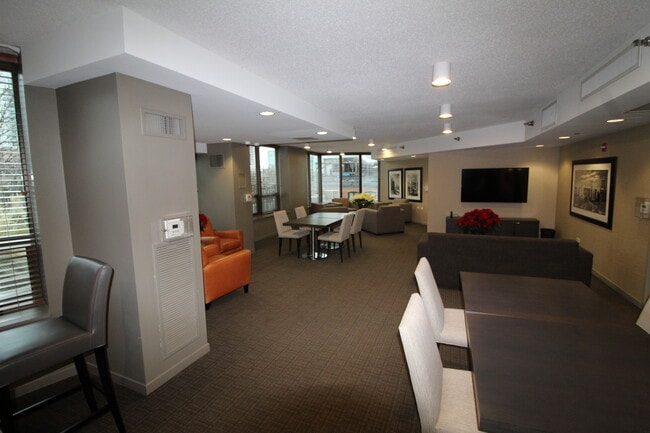 Building Photo - 400 N La Salle Dr
