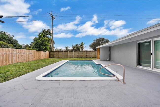 Building Photo - 2441 Tarpon Dr