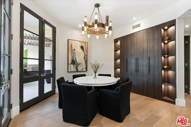 Building Photo - 506 N Rexford Dr