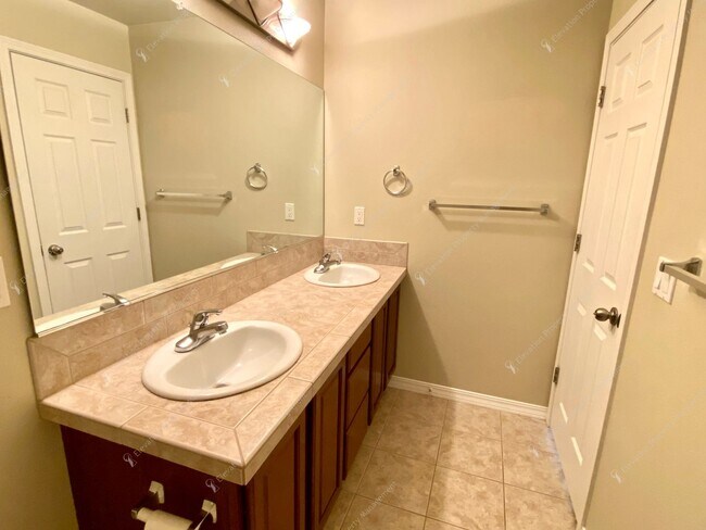 Building Photo - Spacious Corner Home with Community Pool in Prime SW Bend Location